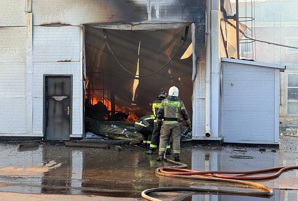 Производственное здание на площади 5 тыс. «квадратов» горит в Краснодаре
