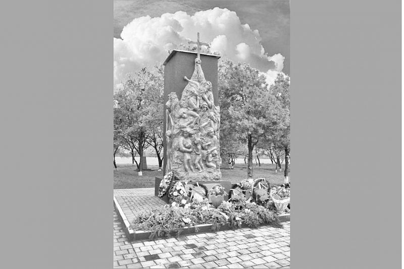 Памятник на месте массового расстрела фашистами мирных жителей и военнопленных на южной окраине села Белая Глина. 