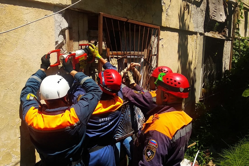 В Сочи спасатели помогли застрявшей в оконной решетке женщине 