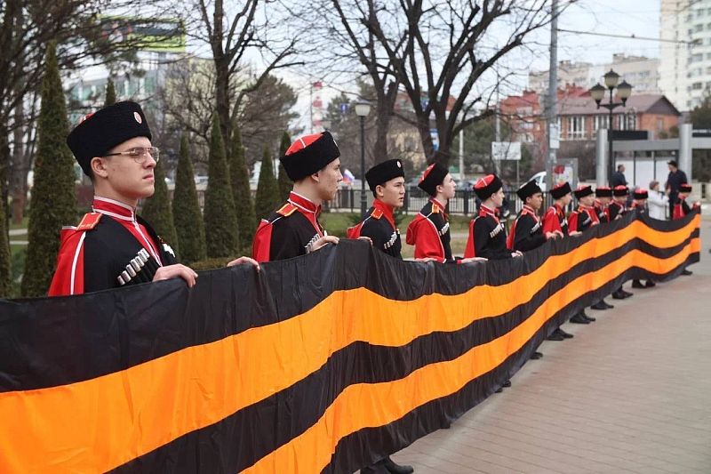 Георгиевскую ленту длиной более километра развернули школьники в Краснодаре