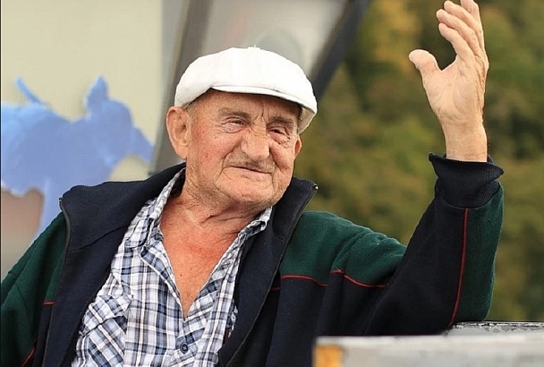Возрастной рекорд: в Скайпарке Сочи 90-летний пенсионер из Москвы прыгнул с 200-метровой высоты