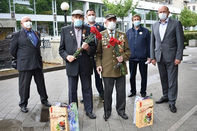 В Краснодаре общественники и артисты посещают ветеранов с подарками и песнями 