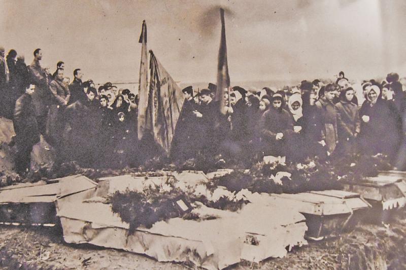 Перезахоронение мирных жителей, замученных фашистами во время анапской оккупации. Фото предположительно датировано 1943 – 1944 годами.