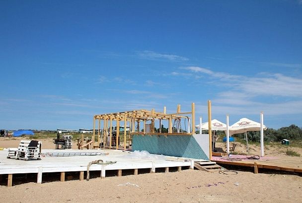 На пляже под Анапой снесли пять незаконных магазинов и кафе