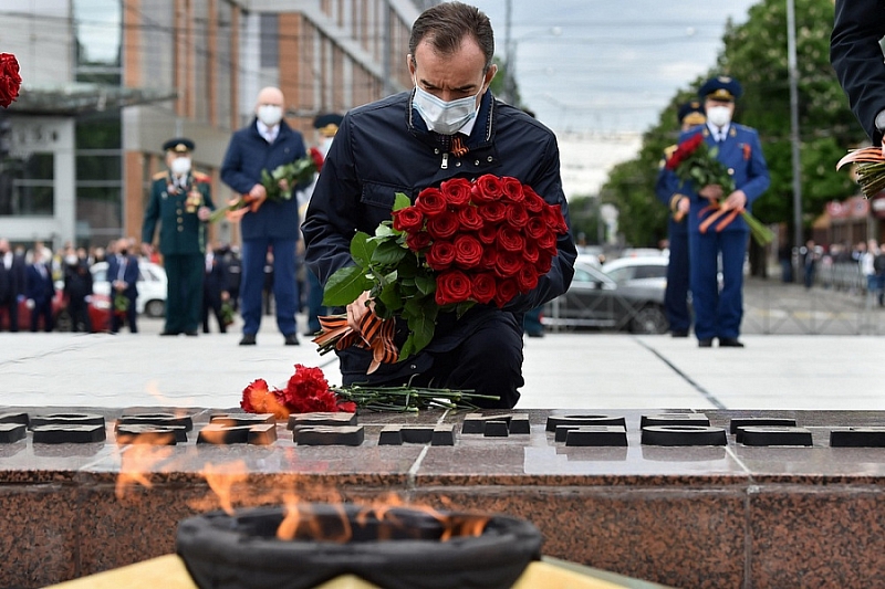 В Краснодаре возложили цветы к монументам героям войны