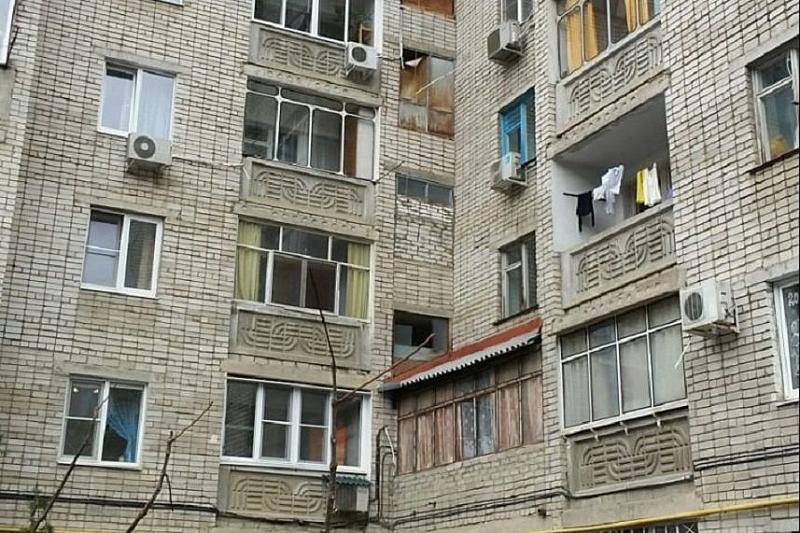 В подъездах 130 многоэтажек Краснодара заменят окна и двери 