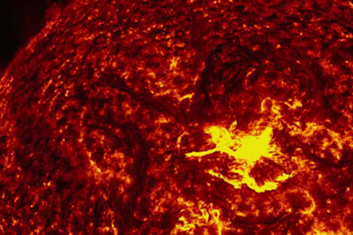 Двойная сильная вспышка на Солнце попала на видео