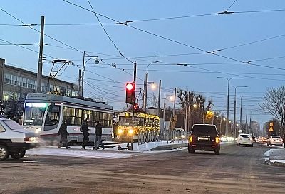 До декабря: в Краснодаре с трамваев и троллейбусов сняли новогодние украшения
