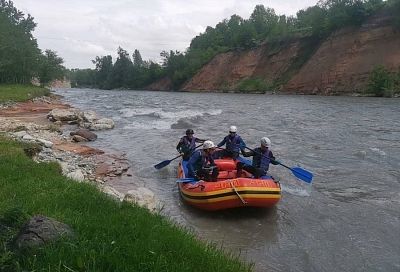 Спасатели Адыгеи продолжают поиски упавшего в горную реку туриста