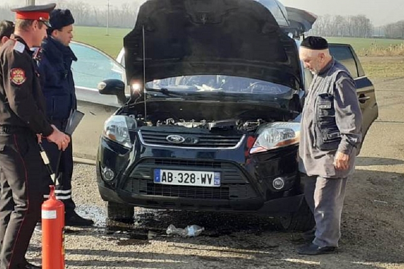 В Краснодарском крае сотрудники ДПС спасли трех человек из горящего автомобиля
