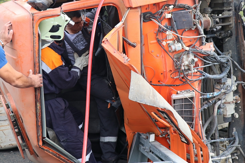 В Сочи спасатели вытащили водителя из перевернувшегося КамАЗа