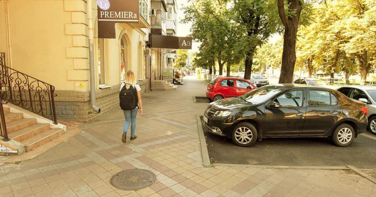 Типичный краснодар. В Краснодаре паркуются на тротуарах. Краснодар тротуар улицы красной. Парковка на тротуаре в Краснодаре. Парковка на тротуаре Буденного красная Краснодар.