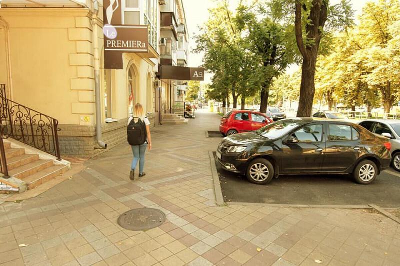 В Краснодаре на улице Красной вместо парковочных карманов создадут тротуары и газоны