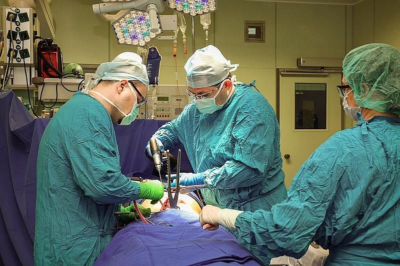 В Сочи врачи спасли мужчину, пронзенного металлическим штырем