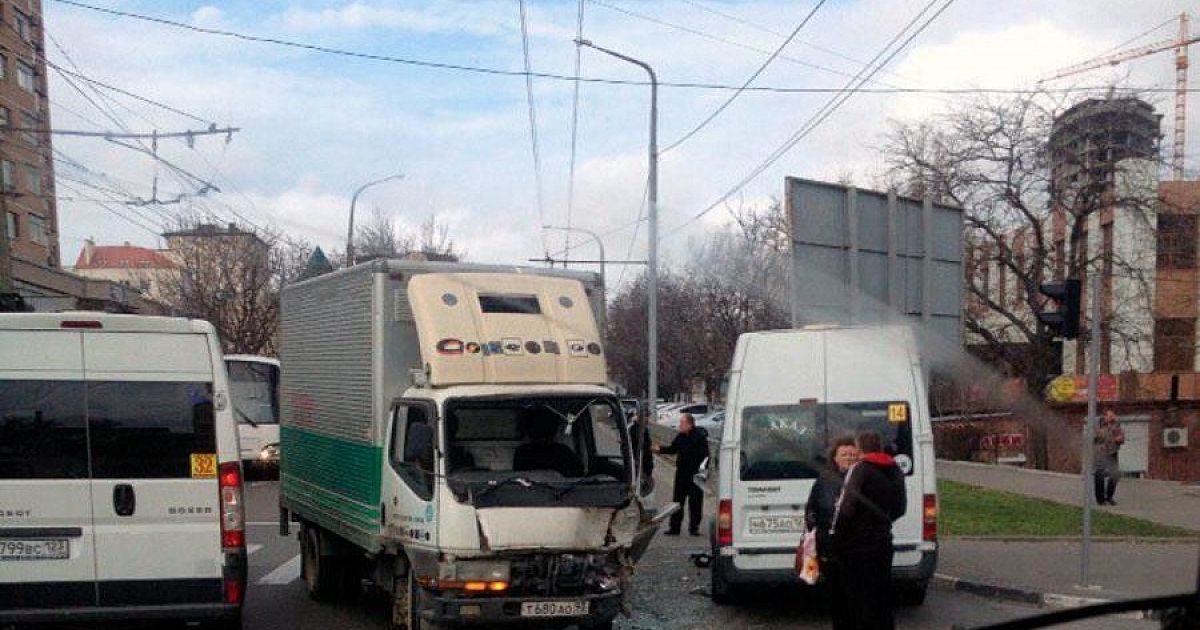 Пробки новороссийск. Авария маршрутки и фуры в Новороссийске Гайдук. Авария в Новороссийске сегодня с участием маршрутного такси сегодня. ДТП С маршруткой номер 10 в Новороссийске на лейтенанта Шмидта 2021 года. Перекрёсток ул Серова - лейтенанта Шмидта.