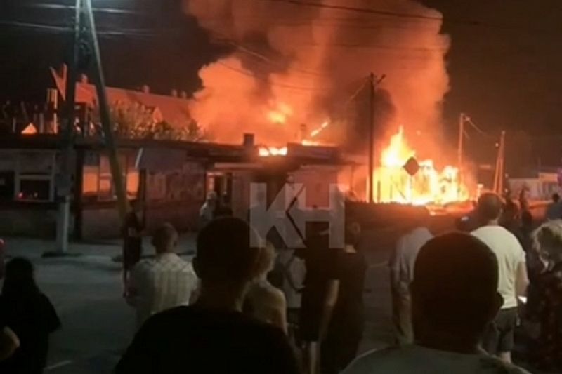 В Анапе загорелась столовая на площади около 1 тыс. кв. метров. 25 человек эвакуировали 