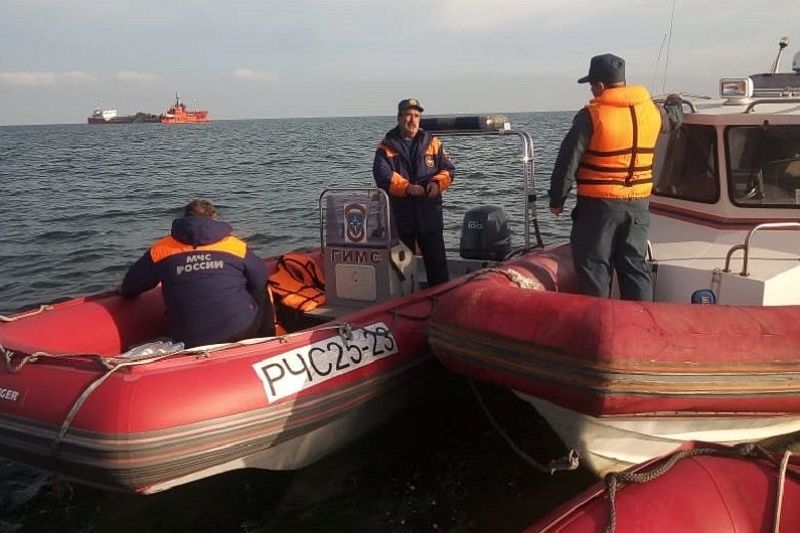 Поиски пропавших во время ЧП на танкере в Азовском море моряков продолжены
