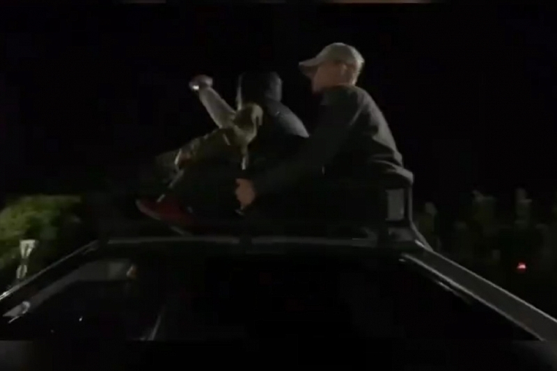 В Краснодаре перевозящим на крыше автомобиля пассажиров водителем заинтересовалась полиция