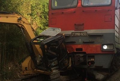 Из-за столкновения поезда с экскаватором в Абхазии были задержаны несколько пассажирских составов