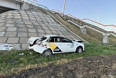Превысил скорость, вылетел с дороги и опрокинулся. Водитель такси погиб в ДТП на трассе в Краснодарском крае