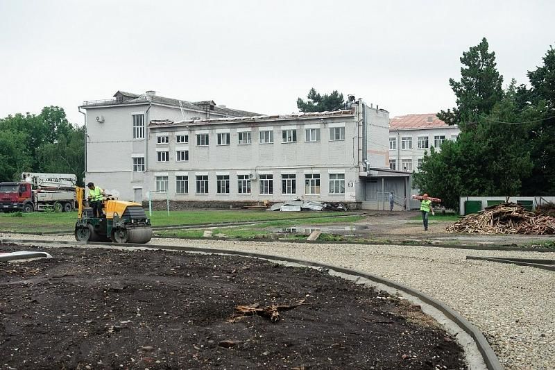 В Краснодаре в школе № 63 сделают спортплощадку с футбольным полем и беговой дорожкой