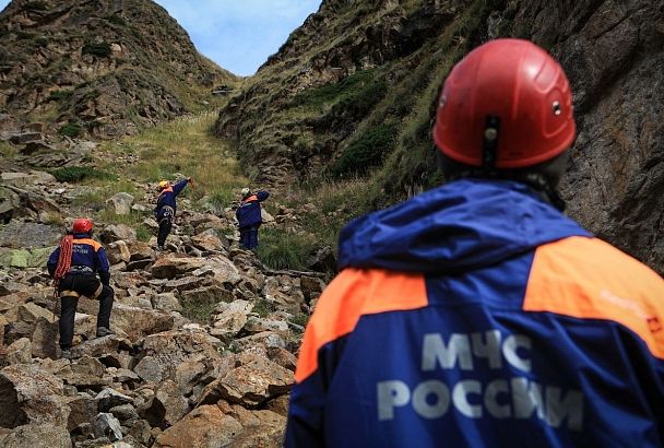 Краснодарский парапланерист совершил жесткую посадку в горах КБР. Его эвакуировали на вертолете