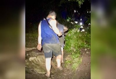 В Сочи спасатели нашли заблудившихся в лесу подростков