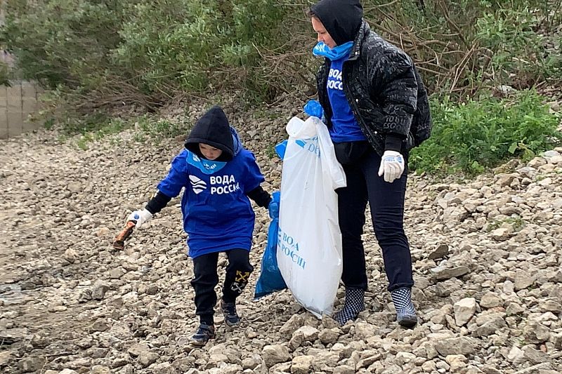 «Молодежка ОНФ» помогла очистить берега Кубани в Краснодаре
