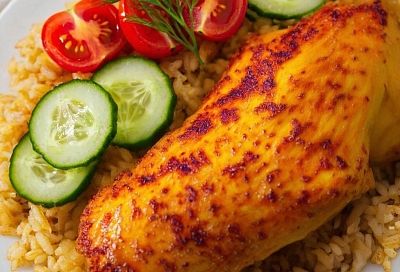 Курица с рисом. Слегка обжариваю, потом тушу, добавляя бульон: нежнее плова, сочнее шашлыка. На аромат сбегается вся семья