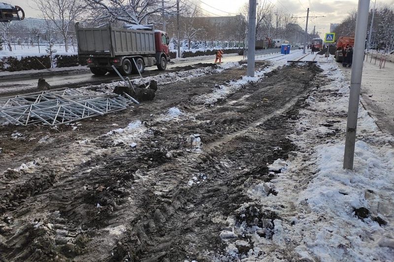 На кольце в районе улиц Московской и Солнечной в Краснодаре демонтировали контактную сеть