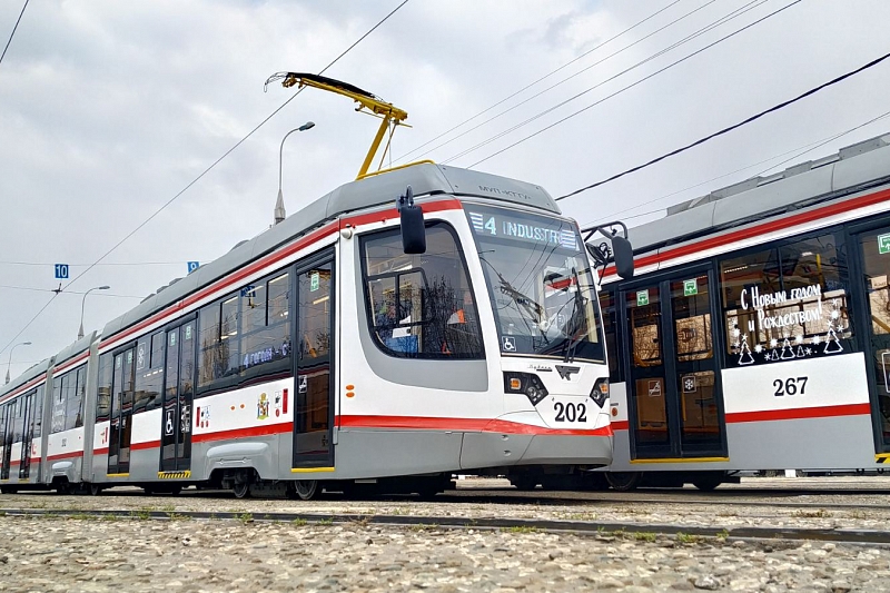В Краснодаре вышли на маршруты новые трехсекционные трамваи