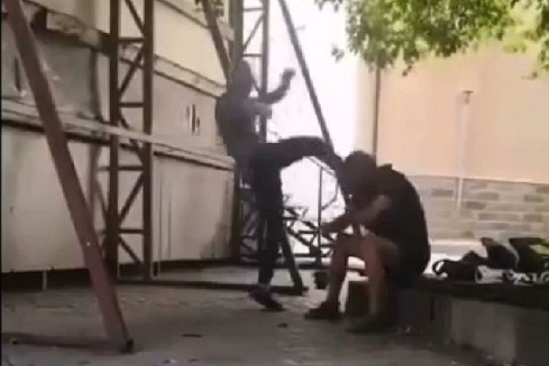 Ногами по лицу: на Кубани молодой человек жестко избил пьяного мужчину за пошлый комплимент девушке