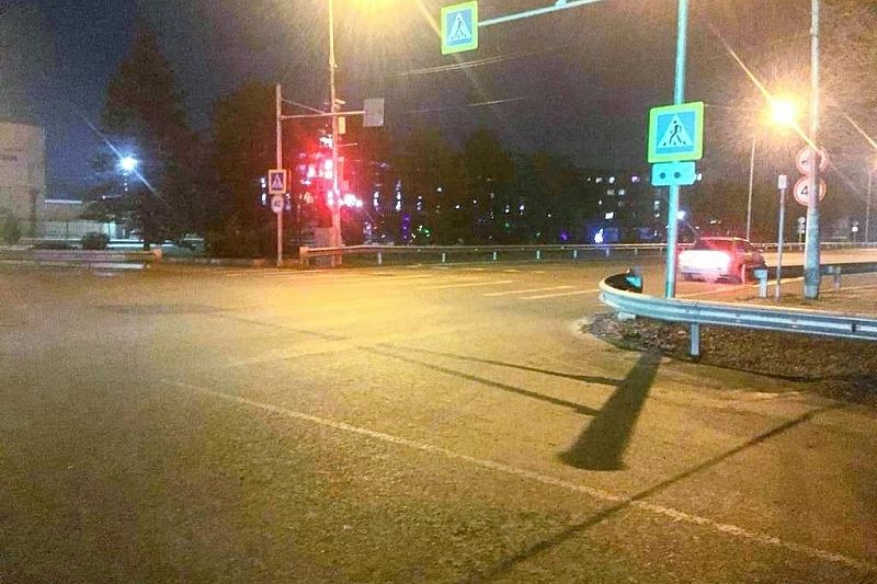 Женщина на иномарке проехала на красный сигнал светофора и сбила ребенка