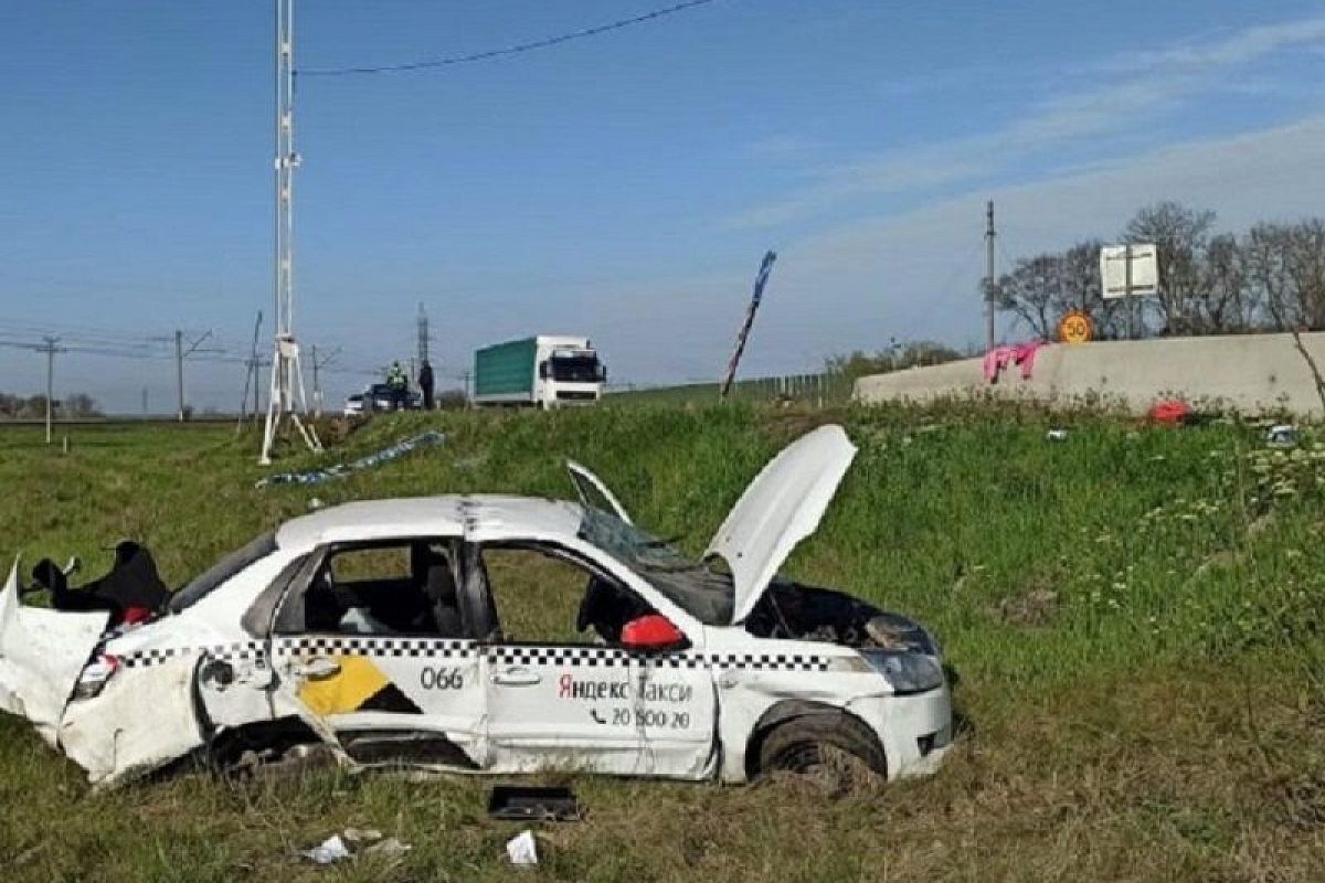 В Краснодарском крае в ДТП погибла пассажирка автомобиля Яндекс. Такси. Двое госпитализированы