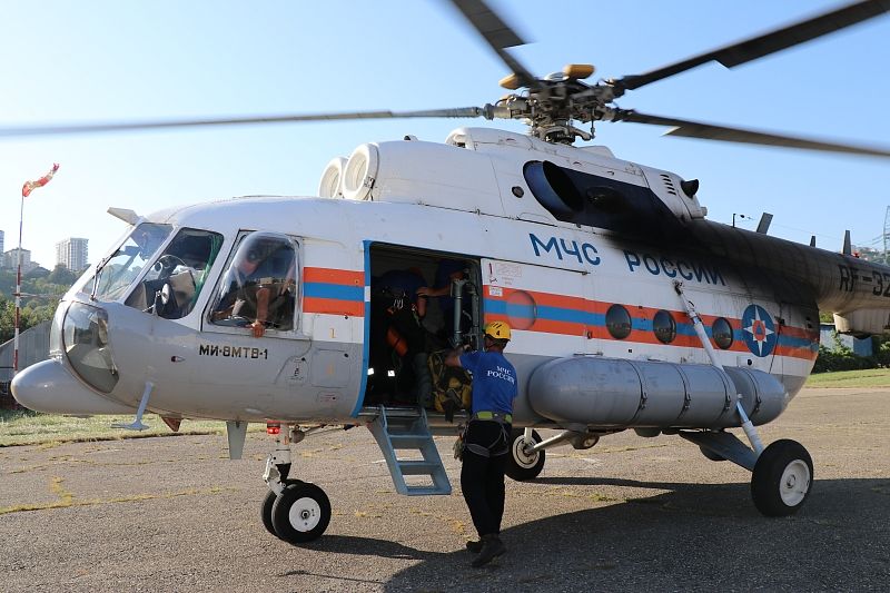 Вертолет забросит еще одну группу спасателей для поиска блуждающего 4 дня в горах Сочи туриста