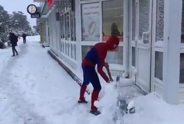 Расчищать снег в Краснодарском крае взялся человек-паук