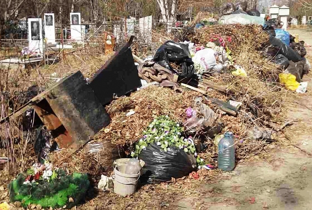 На кладбище краснодарской станицы Елизаветинской обнаружили горы мусора