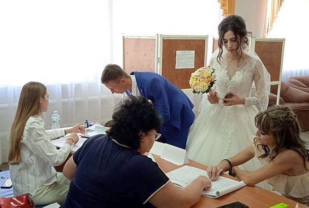 Из ЗАГСа - на избирательный участок: молодожены на Кубани проголосовали в день свадьбы