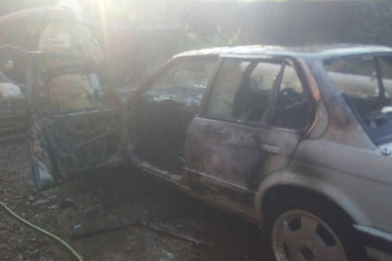 Иномарка сгорела во дворе частного дома в Курганинске