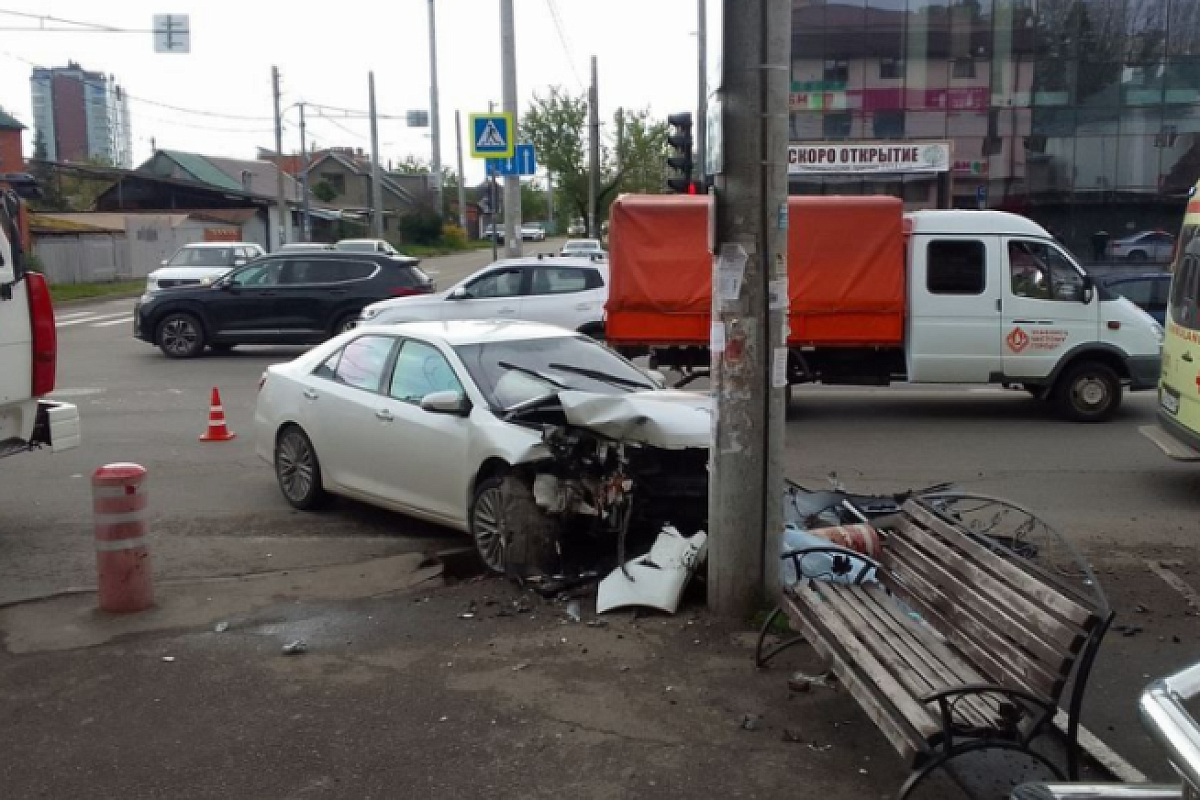 В Краснодаре иномарка после ДТП выехала на тротуар и сбила насмерть женщину