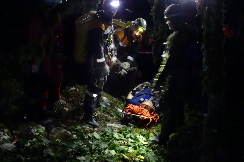 В Сочи спасатели эвакуировали сорвавшегося со скалы туриста