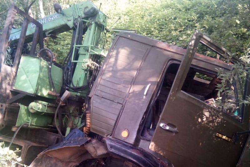 В Краснодарском крае спасатели достали из искореженного КамАЗа водителя и пассажира