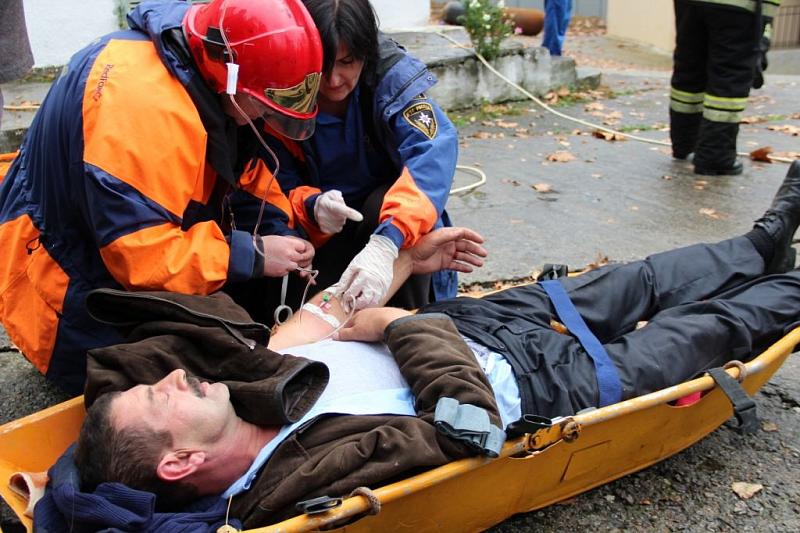 В Сочи спасатели подняли из обрыва пострадавшего в ДТП автомобилиста