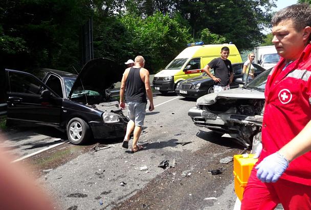 В Краснодарском крае в лобовом ДТП погибли два водителя легковушек