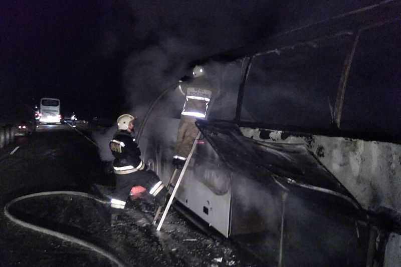 В Краснодарском крае на трассе Краснодар – Ейск загорелся пассажирский автобус