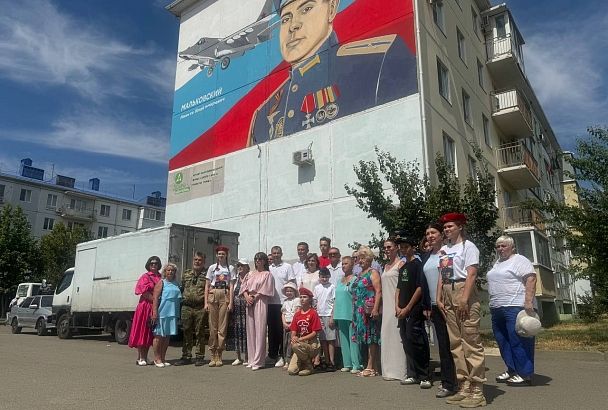 В Краснодаре появился мурал в память о подвиге погибшего в зоне СВО героя-летчика