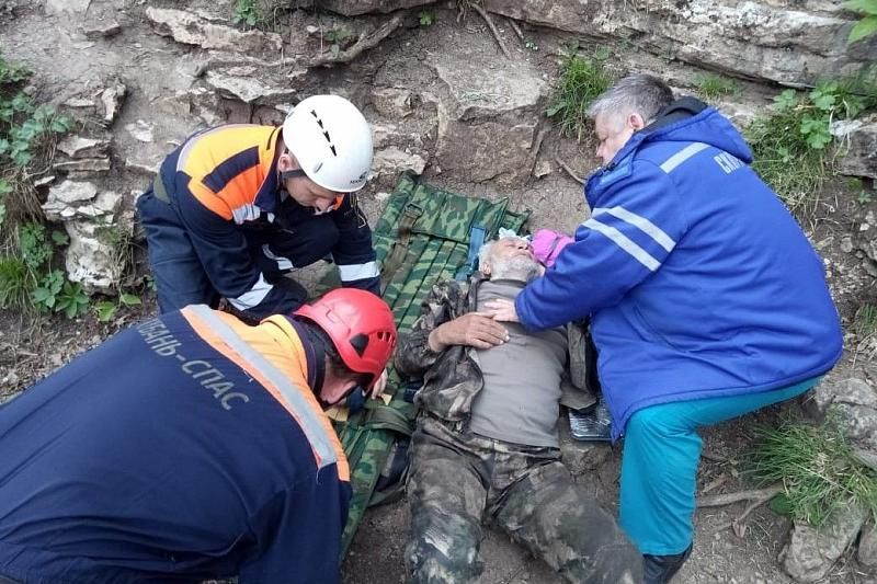 Житель Краснодарского края заблудился в лесу и упал с горы