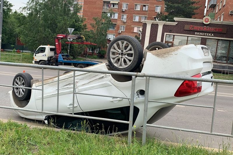 В Краснодаре Datsun опрокинулся на крышу после столкновения с Toyota