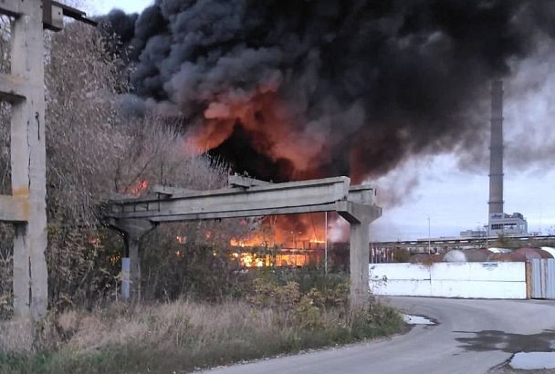 В Белгородской области горит предприятие из-за попадания снаряда