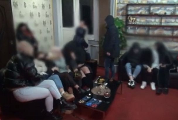 Полицейские накрыли два борделя с проститутками, работавших под видом массажных салонов